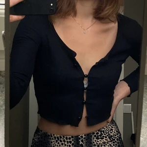 Svart croppad kofta - Söt kofta att ha bara för sig själv eller över ett linne. Strl 34 men funkar som mini kofta på mig som är strl 36/38. 