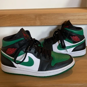 Air Jordans 1 mid  - Sälje dessa sjukt snygga jordans då de inte kom till så mycke användning. Storlek 40 men passar även 39. De är använda men knappt så att de syns, inga creasningar eller större märken. Gott skick. Ledande bud: 1300