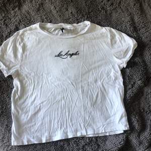En enkel gullig vit t-shirt med ett svart tryck som de står los Angeles. Från H&M😻 ganska kort i Mosel och i bra skick 