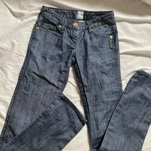 Lågmidjade jeans - Säljer dessa snygga jeans med låg midja då de var små😪 cool tvätt och rak passform. Skriv gärna för fler frågor men jag kommer tyvärr inte kunna skicka bild på hur de sitter på då jag inte kan få på mig dom hehe🤭🥰 märket är sass & bide och storlek 25🥰