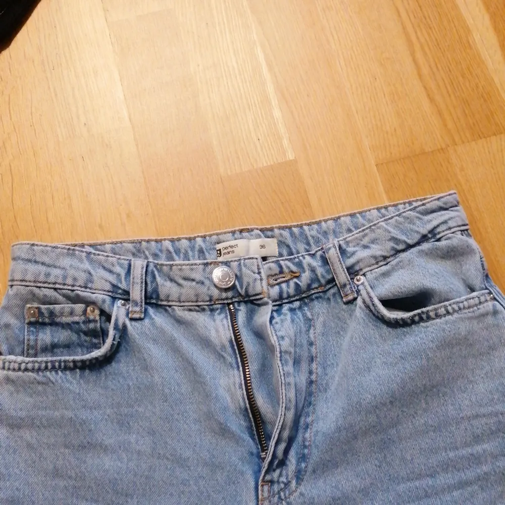 Säljer nu mina ljusblå jeans från Gina Tricot. De är i storlek 36, använda endast 3 gånger, nästintill nyskick på jeansen. Nypris 599 kr 🤍 Köpt är köpt och tar inga returer. Frakt ingår, men kan även mötas upp i Helsingborg eller Ängelholm🤍 . Jeans & Byxor.