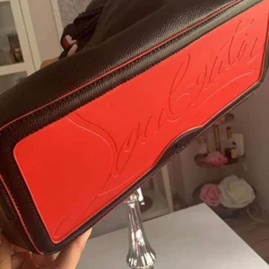Väska 2 delar med kort Louboutin helt ny - Helt ny läder väska. Köpt i london Louboutin väska super fin   Kan även träffas   Kolla gärna mitt Instagram konto för flera saker @bara_lyx
