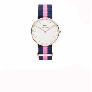 Daniel Wellington Klocka - köpt för 5 år sen för 1 500kr. Klockan  är i ett ganska bra skick och andvänd väldigt få gånger, inga märken, silver runt om klockan , små diamanter som klockslagen