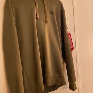 Hoodie - Säljer min Alpha Industies hoodie pågrund utav att jag inte använder längre. Den är i storlek M ( Lite mindre i storleken) *Köparen står för frakt