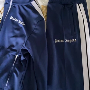 Track suit  - Säljer palm angels sett som knappt e använt får med kvitto box och allt som ingick när jag köpte de str m på byxor och tröja cond 9/10 ser helt nytt ut