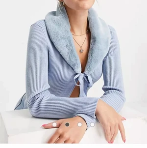 New look kofta  - Newlook blå kofta med fuskpälskant . I storlek 38 . Ny med prislappen kvar. 