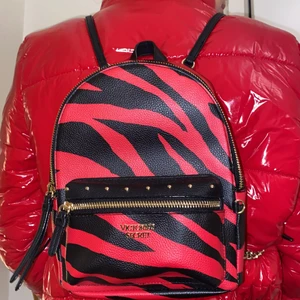 Victoria secret liten väska  - En väska som inte kommer till användning oridinarie pris 1000kr säljes för 500