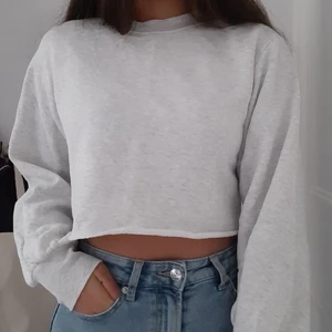 Ljusgrå sweatshirt  - En ljusgrå cropped sweatshirt. Jätteskön och mjuk på insidan och passar som en XS/S. Kan mötas eller frakta men köparen står isf för fraktkostnad.💗💗