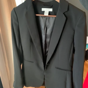 Svart kavaj  - Svart kavaj från hm. Storlek 36 (oanvänd)