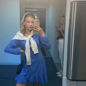 Blå klänning  - Blå superfin klänning med knytning i midjan. Framhäver ens kropp super fint och sitter jättebra. 