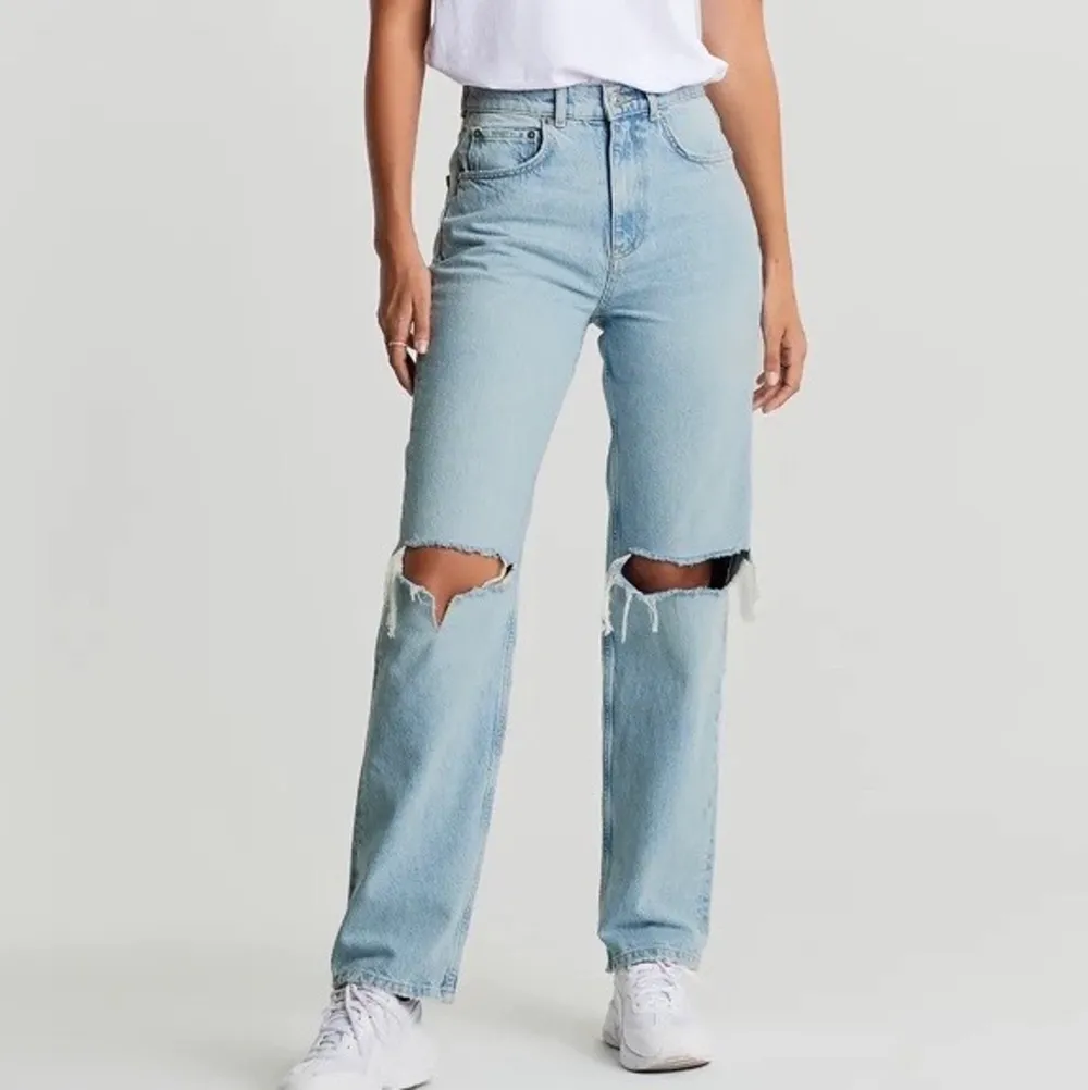 säljer mina mom jeans i modellen 90s high waist jeans, köpte dom i april men dom har blivit för stora så säljer dom pga det. köpte dom för 599kr . Jeans & Byxor.