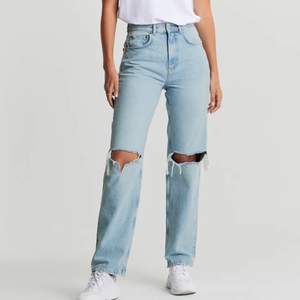 säljer mina mom jeans i modellen 90s high waist jeans, köpte dom i april men dom har blivit för stora så säljer dom pga det. köpte dom för 599kr 