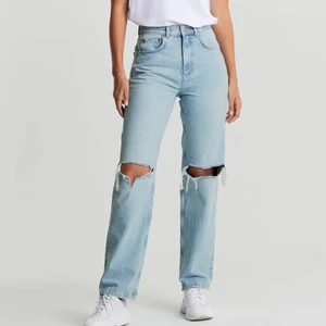 Gina tricot mom jeans  - säljer mina mom jeans i modellen 90s high waist jeans, köpte dom i april men dom har blivit för stora så säljer dom pga det. köpte dom för 599kr 