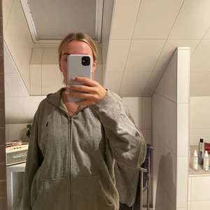 Kofta - Säljer Polo Ralph Lauren kofta. Använd ett antal gånger men bra skick, inte noppig. Herr modell, sitter bra på mig som är s.