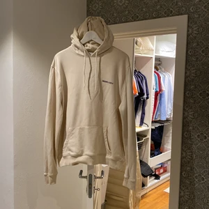 Axel Arigato hoodie  - En nästan helt oanvänd hoodie från Axel arigato som köptes i somras men inte använts så mycket. Den är i 9,5/10 i skick så nästan helt ny. Kvitto och påse finns fortfarande kvar. 