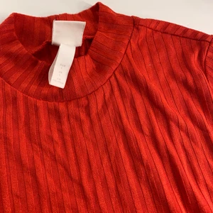 Ribbad polo  - Aldrig använd köptes för 2 år sedan för 150 säljer för 50kr ( köpare står för frakten)