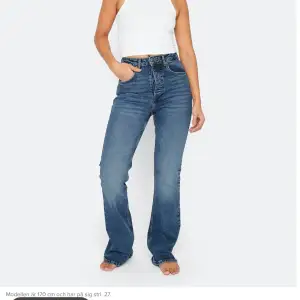 Skit snygga helt oanvända jeans med lappen kvar från bikbok. Säljer då dem inte passar mig😁😍❤️