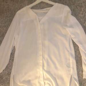 En jättefin vit skjorta som tyvärr ej kommer till användning längre. Köpt från Salt och märket är Vila. Inköpt för några månader sen för 400kr.
