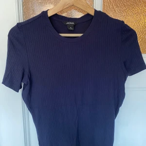 Mörkblå topp från monki  - MörkBlå ribbad topp med kort ärm från monki 