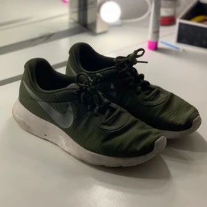 Träningsskor - Nike träningsskor i använt skick. Kan däremot få ett helt nytt uttryck bara sulorna får sig en tvätt, tyget är fortfarande mycket fint!😍 Storlek 39 men passar även 38! ❗️Frakt ingår ej❗️