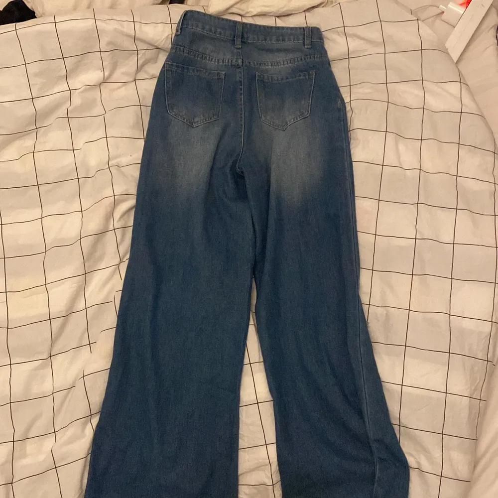 Helt nya baggy jeans som är jättefina som jag säljer för att dom tyvär är för stora och för långa för mig! Storlek är xxs men skulle säga att dom passar någon som har storlek s. Orginal pris: 350kr. Jeans & Byxor.