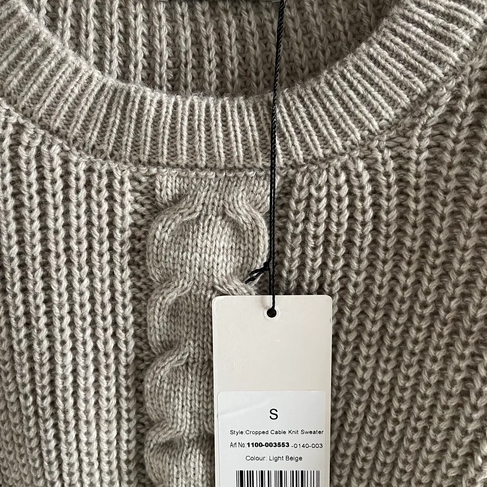 En ljusgrå topp från NAKD i storlek S. Aldrig använd, endast prövad en gång. Croppad variant. Nypris 299kr på NAKD hemsida! Frakt tillkommer, antingen frimärke eller spårbart! . Yläosat.