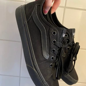 Svarta vans skor  - Säljer mina svarta vans skor i storlek 38 