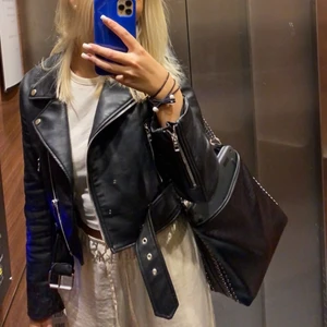 Skinnjacka zara - Säljer denna skinnjacka från zara i storlek xs, men skulle säga att den sitter som en S som jag har igentligen, kan även tänkas byta mot skinnjackan från nelly den lite längre modellen, nypris 559kr