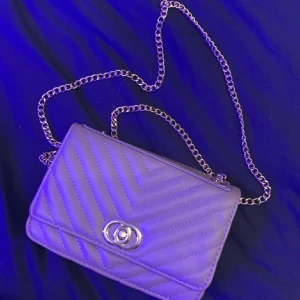 Väska<3 - Säljer denna väskan. Haft i ca 6 månader och gillar den men inte riktigt min stil längre. Köpt för 169kr