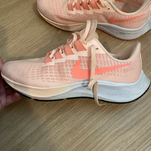 Nike Air Zoom Pegasus 37  - Säljer mina skitsnygga springskor från Nike pga lite för små :/ Använda endast 2 gånger så så gott som nya! Köptes för 1349 kr på stadium. Riktigt sköna skor som jag gärna hade behållt om dom passade! 💗🧡 Frakten står köparen för, 66 kr! 