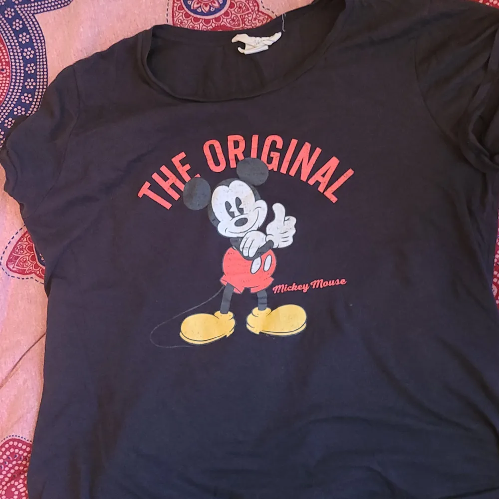 Mickey Mouse tröja, tunnt skönt material. Perfekt att sova i. S/M/L. T-shirts.