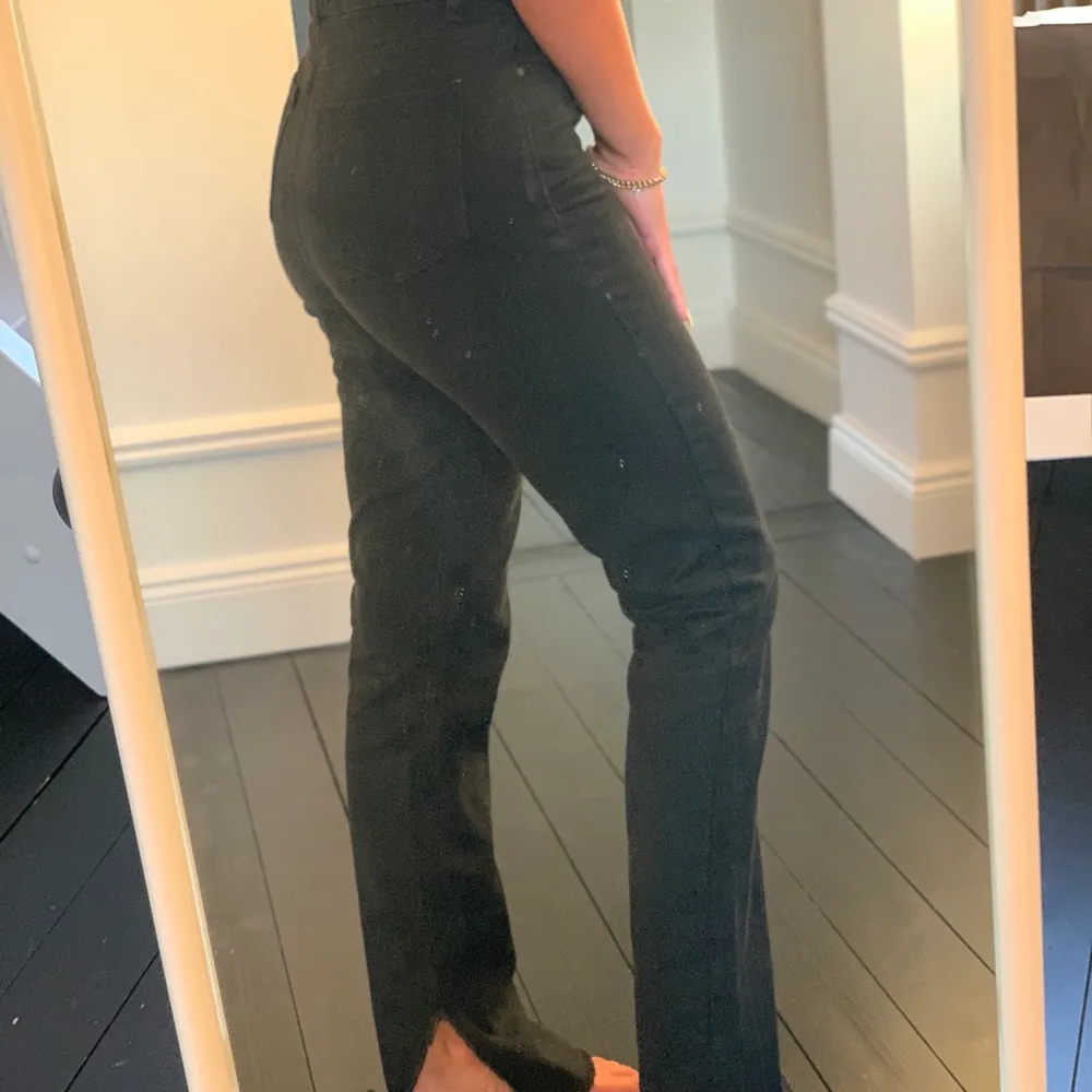 Svarta jeans med slits ner till från NAKDXHannaSchonberg! Aldrig använda!!🤗 (spegeln som är lortig och inte byxorna😅) köparen står för frakten!. Jeans & Byxor.