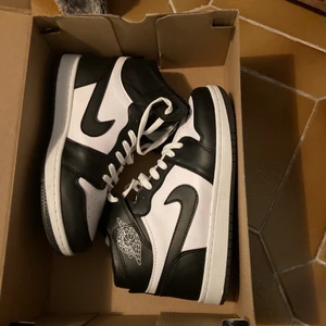 Air Jordan 1 - Bara använt några få gånger, storlek 39 (liten i storleken, funkade för mig som i normala fall har storlek 38)  Finns att hämtas upp vid Zinkensdamm eller alternativt kan skickas vid förskottsbetalning