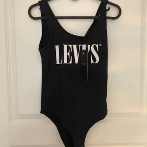 Levis body - Säljer min helt oanvända Levis body på grund av beställde fel storlek. Prislapp finns kvar och jag köpte den för 300kr men säljer den för 100kr. Köparen får stå för frakten💗