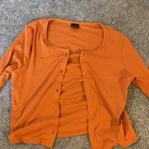 GinaTricot tröja - Säljer denna pågrund av att den inte är min stil längre. Änvänd Max 5 ggr, har själv XS i kläder och den passar knäppt eller inte. Väldigt gullig till ett par mörkblåa jeans. Som ny och köparen står för frakt. 