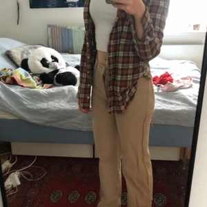 Brun skjorta - Skjorta som jag tyvärr inte använder längre! Den är i storlek S🤎 Superfin ni till hösten. (Skriv privat för fler bilder)💕