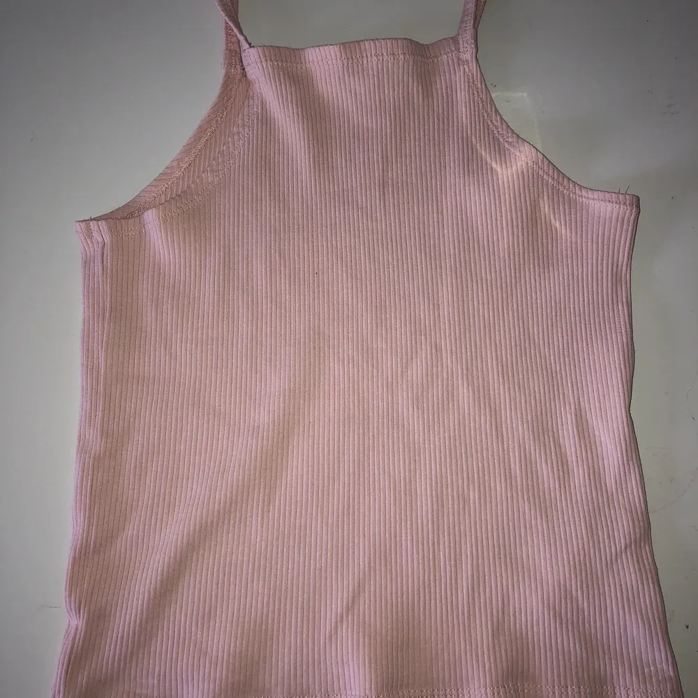 Ett fint ljusrosa linne från Kappahl som aldrig har används. Skulle säga att den passar som S och är i stretchigt material.. Toppar.