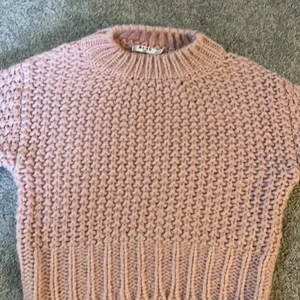 NA-KD stickad tröja - Har knappt använt denna tröja. Säljer då det inte är min stil längre. Den är inte stickig och är lite oversized, som ny. Köparen står för frakt. 