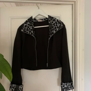 Jacka med päls - Säljer den här supercoola y2k inspirerade jackan. Ett plagg som verkligen kan lyfta en hel outfit! Perfekt skick. 🥰