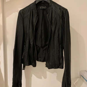 Skinnjacka  - Skinnjacka med unika detaljer i storlek S! Perfekt nu till hösten. 