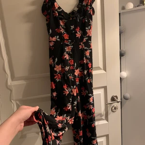 Blommig Jumpsuit ifrån HM - Blommig Jumpsuit ifrån HM i storlek XS, endast använd en gång på ett bröllop. Sitter superfint och formar kroppen fint💖 120kr plus frakt 🚚📦🥰