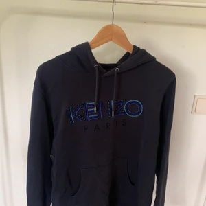 Kenzo hoodie  - Mörk blå kenzo hoodie. Bra skick. Storlek large. Nypris 3000