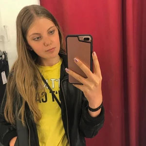 Gul tröja  - Jätte fin tröja som tyvärr inte passar mig längre, skulle tro att den även passar XS