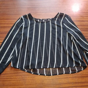 Tunn blus - Tunn randig blus. Bortklippt lapp. Uppskattar till s/mSamfraktar vid köp av flera varor för 66 kr ❣📦 15 kr. 