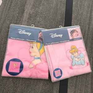 Disney kuddfodral 40x40 - Säljer dessa kuddfodral. 1 för 40kr eller 2 för 70kr. Kan hämtas upp i Malmö eller Ljungbyhed!