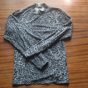 Leo polo m - Storlek m. 15 kr. Frakt 45 kr. Samfraktar vid köp av flera varor för 66 kr ❣📦