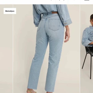 Straight leg jeans/ raka jeans - Jätte fina ljusblåa raka jeans från Nakd, sitter fina och passar alla. Är i mycket bra skick. Köpt för 500kr säljs för 400kr