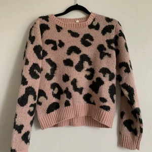 Stickad tröja - Säljer denna leopard stickade tröjan från Kappahl, köpt ca 2 år sedan, aldrig använd⚡️💗