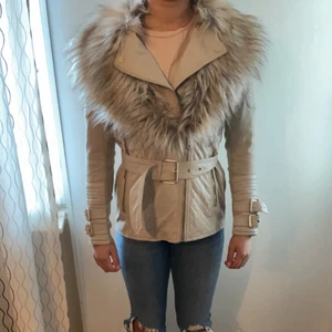 Höst skinnjacka  - Skinnjacka från River Island, stl 34