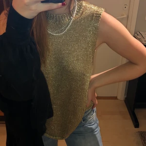 Guldig topp - Guldig stickad topp😍 går att ha både som väst och topp!